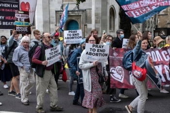 Campaigners call for abortion clinic buffer zone image