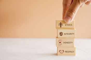 Anti-corruption body urges UK to toughen council codes of conduct image