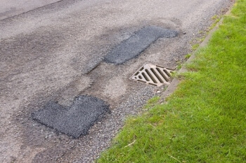 Devon County Council calls for volunteers to fill in potholes image