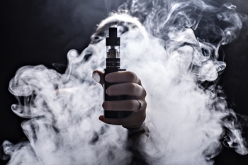 Four in 10 smokers believe vaping is riskier than smoking image