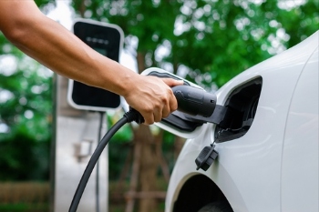 Nearly 70% of EV owners unhappy with public chargers image