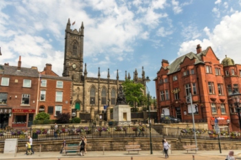 Parties agree to share portfolios at Oldham image