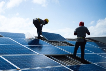 Rooftop solar panels should be fitted as standard, charity says image