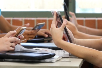 Smartphone policies ‘huge drain’ on schools, study finds